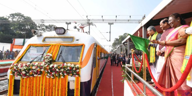 राष्ट्रपति ने बादामपहाड़ रेलवे स्टेशन से तीन नई ट्रेनों को दिखाई हरी झंडी