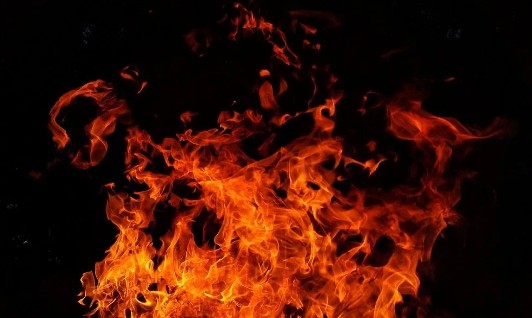 FIRE काला जादू के आरोपी को पेड़ में बांध कर पेट्रोल डालकर फूंका